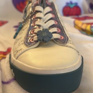 Ground up stitch sneakers size 6